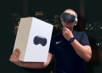 فتح صندوق نظارة Apple Vision Pro